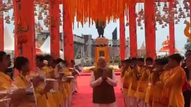 प्रधानमंत्री नरेंद्र मोदी जी का सोमनाथ मंदिर पर डमरू बजाकर किया स्वागत 
#PMNarendraModi #bjb #new #somnathmahadevtemple #viralpost