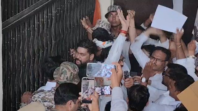 शहर आगरा कांग्रेसियों ने नगर निगम पर किया उग्र प्रदर्शन अमित सिंह के नेतृत्व में किया गया उग्र प्रदर्शन