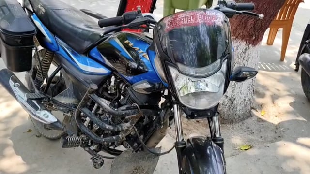 शराब के साथ बाइक जप्त, कारोबारी वार्ड सदस्य पति गिरफ्तार।
