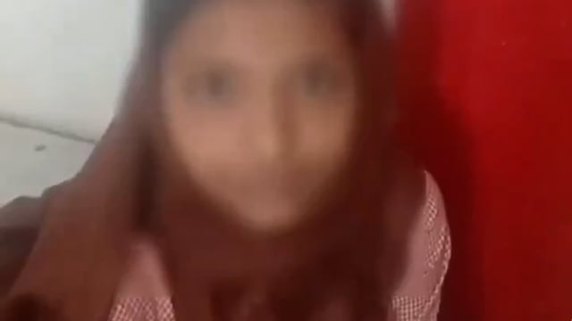 ▶️.....यूपी के संभल के एक सरकारी स्कूल में बच्चे-बच्चियों को हिजाब और टोपी पहनाया जा रहा था।