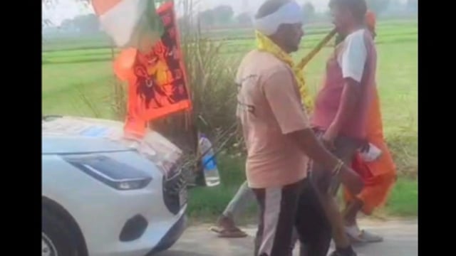 MANT-प्रेमानंद महाराज की भक्ति में ऐसा जुनून! दांतों से कार खींचते युवक को देखने,उमड़े लोग,,