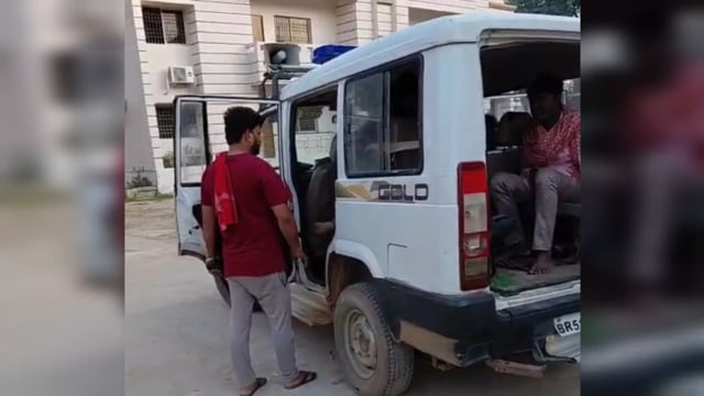 बरात से लौट रही कमांडर जीप आम के पेड़ से टकराई, पांच घायल. चालक को झपकी आने से हुआ हादसा, दो की हालत गंभीर होने पर देवघ