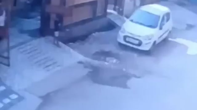 ▶️....UP: नोएडा में घर का दरवाजा मासूम बच्चे पर गिर गया। बच्चे की मौत हो गई। बच्चे की उम्र सिर्फ 5 वर्ष थी। पड़ौसी के गेट पर खेल रहा था। घटना गेझा गांव की है।