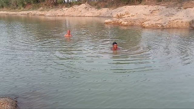 तिलैया नदी में बालू उठाव से बने गहरे गड्ढे से ग्रामीण दहशत में