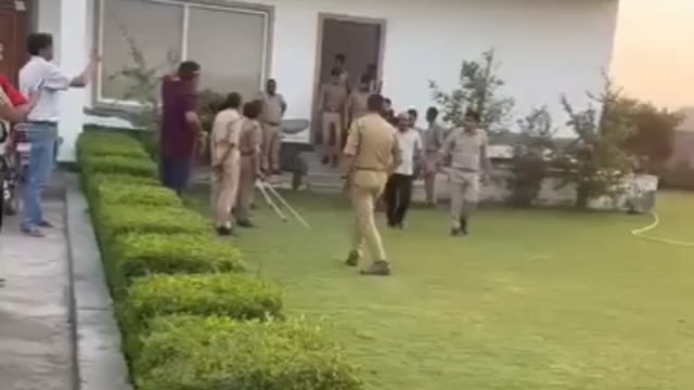 सुप्रीम कोर्ट के अधिवक्ता का अपहरण और बंधक बनाकर मार-पीट व फायरिंग के 44 आरोपियों को गिरफ्तार कर भेजा जेल।
#SspMathura #DIGRangeAgra #UPPolice