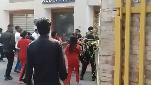 ▶️.....लखनऊ/बीकेटी:* राजधानी लखनऊ के बख्शी का तालाब स्थित नीलांश वाटर पार्क एक बार फिर कानून व्यवस्था के लिए चुनौती बन गया है। वाटर पार्क में महिलाओं को दौड़ा-दौड़ाकर पीटने का वीडियो सोशल मीडिया पर वायरल हो रहा है।
