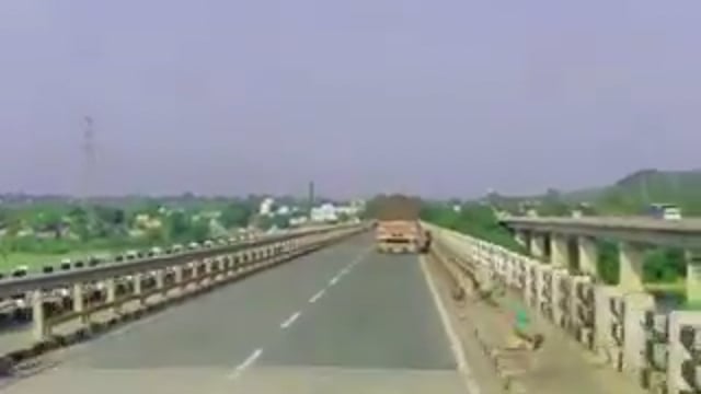 ▶️......मैथन सीमा से बंगाल में प्रवेश करते हुए एक ट्रक चालक द्वारा साझा किया गया वीडियो 🎥*
पहले, सभी वैध दस्तावेज़ होने के बावजूद, प्रत्येक ट्रक को लगभग ₹8,000 *दंडा कर* देना पड़ता था।
अब इसे बंद कर दिया गया है। ट्रक चालकों के लिए यह बहुत बड़ी राहत है।