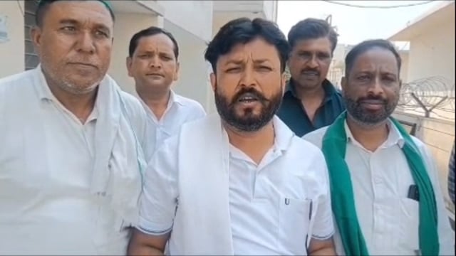 मुजफ्फरनगर। भारतीय किसान यूनियन अराजनितिक ने किसानों एवं ग्रामीणों की विभिन्न समस्याओं को लेकर जिलाधिकारी को ज्ञापन सौंपा। संगठन ने ट्यूबवेल कनेक्शन, स्मार्ट मीटर विवाद, तालाबों पर कब्जे, अवैध वसूली और नशे के कारोबार समेत कई मुद्दों पर जल्द कार्रवाई की मांग की। भाकियू ने चेतावनी दी कि समस्याओं का समाधान न होने पर आंदोलन किया जाएगा।