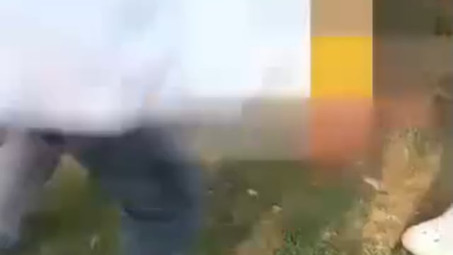 यूपी के शाहजहांपुर में हिंदूवादी नेता राजेश अवस्थी ने कोतवाली सदर बाजार क्षेत्र स्थित शहीद पार्क में की छापेमारी

युवती के पैर छूवाकर बंधवाया कलावा।

शहीद पार्क में बैठे गैर समुदाय के युवक युवती को हिन्दू संगठन ने पकड़ा,

राजेश अवस्थी ने हाथ का कलावा कटवाकर युवती से युवक को बंधवाया।

जिला मुख्यालय पर लवजिहाद का लगाया आरोप,लोकल इंटेलीजेंस भी मौन।