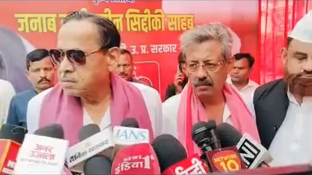 शाहजहांपुर में नसीमुद्दीन सिद्दीकी का बयान
शाहजहांपुर में सपा नेता नसीमुद्दीन सिद्दीकी का बयान
शाहजहांपुर में प्रेस वार्ता के दौरान सपा के वरिष्ठ नेता नसीमुद्दीन सिद्दीकी ने कई मुद्दों पर खुलकर अपनी बात रखी। मुख्य बातें इस प्रकार हैं:
भाजपा और चुनाव आयोग पर आरोप
उन्होंने कहा कि चुनाव आयोग “भाजपा के हाथों की कठपुतली” बन गया है। 
पश्चिम बंगाल चुनाव को लेकर आरोप लगाया कि वहां “बेईमानी और धोखेबाजी से जीत हासिल की गई”।
