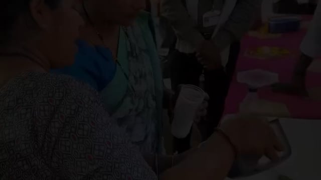 उन्हाच्या तडाख्यात… आंबाडी शरबताची थंडगार साथ!आमदार डॉ मिलिंद नरोटे यांनी ही घेतला चसका