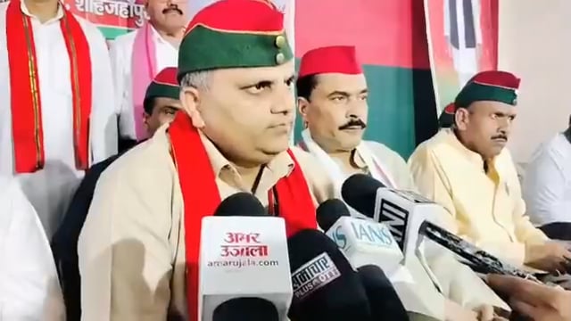 आज के कई युवा फौज में भर्ती से इसलिए हिचक रहे हैं क्योंकि
अग्निपथ योजना में सिर्फ 4 साल की नौकरी और भविष्य की अनिश्चितता है
नौकरी की स्थिरता और पेंशन पहले जैसी नहीं रही
अन्य करियर विकल्प (प्राइवेट, सरकारी, स्वरोजगार) बढ़ गए हैं
भर्ती प्रक्रिया में देरी/बदलाव से भरोसा कम होता है
परिवार सुरक्षित और कम जोखिम वाली नौकरी चाहता है
राजनीतिक बयानबाजी से भी युवाओं में संशय पैदा होता है