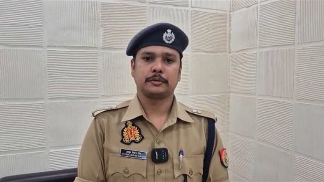 Bahraich.*थाना रिसिया क्षेत्रान्तर्गत घटित हत्या की घटना के संबंध में अपर पुलिस अधीक्षक नगर श्री आयुष विक्रम सिंह की बाइट...*

        आज सुबह थाना रिसिया पुलिस को सूचना प्राप्त हुयी कि ग्राम भगतापुर में एक पिता द्वारा अपनी बेटी की हत्या कर दी गयी सूचना प्राप्त होने पर पुलिस द्वारा तत्काल मौके पर पहुंच कर जांच पड़ताल की गयी तो पाया गया कि एक पिता द्वारा अपनी नाबालिग बेटी जो गत रात्रि घर देर से आयी थी जिसको लेकर दोनों में आपस में कहा सुनी हुयी थी जिसके उपरांत पिता द्वारा अपनी बेटी की गला दबा कर हत्या कर दी गयी थी जिसकी सूचना मृतका की मां द्वारा पुलिस को दी गयी थी। अभियुक्त को पुलिस द्वारा गिरफ्तार करते हुये मृतका के शव को कब्जें में लेकर पोस्टमॉर्टम हेतु भेजा गया है। सुसंगत धाराओं में अभियोग पंजीकृत कर आवश्यक विधिक कार्यवाही की जा रही है।