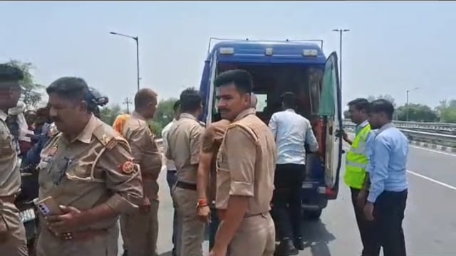 MANT-रैपुराजाट चौकी के पास दर्दनाक हादसा: अज्ञात वाहन की टक्कर से महिला की मौत, पति जिंदगी से जूझ रहा,,