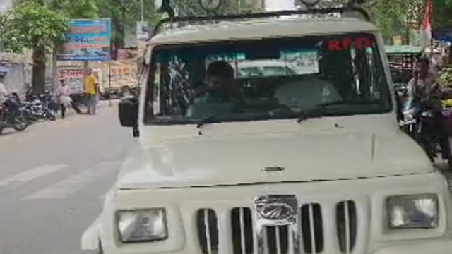 बिना नम्बर प्लेट दौड़ रही ‘सरकारी’ गाड़ी, जिम्मेदारों की आंखों पर बंधी पट्टी