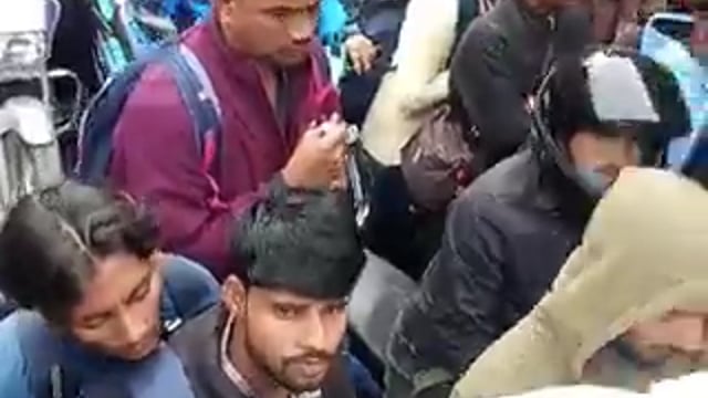 ▶️....उत्तराखंड- वायरल वीडियो का तक़ाज़ा है कि व्यवस्था को और सुदृढ़ किए जाने की जरूरत है, अन्यथा ये भीड़ किसी भी अप्रिय घटना को बुलावा दे सकती है
ये वीडियो सोनप्रयाग का है, केदारनाथ जाने वाले श्रद्धालुओं का सैलाब देखिए, घंटों जाम में फंसे हुए