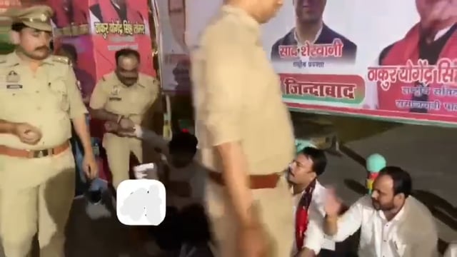 लखनऊ,सपा प्रवक्ता राज कुमार भाटी के ब्राह्मण समाज को लेकर दिए गए बयान पर धरना