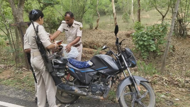 *वाहन जांच के दौरान पुलिस को देख बाइक छोड़ जंगल की ओर भागा तस्कर, 8.250 लीटर विदेशी शराब बरामद*


चांदन/बांका: जिलेबिया मोड़ थाना क्षेत्र अंतर्गत जंगल के समीप वाहन जांच अभियान के दौरान पुलिस को बड़ी सफलता हाथ लगी। जांच के क्रम में पुलिस वाहन को देखते ही एक मोटरसाइकिल चालक अपनी बाइक की चाबी लेकर जंगल की ओर फरार हो गया। हालांकि पुलिस ने मौके पर छोड़ी गई मोटरसाइकिल को जब्त कर उसकी तलाशी ली, जिसमें विदेशी शराब बरामद की गई।
जानकारी के अनुसार सोमवार 12 मई 2026 को जिलेबिया मोड़ थाना क्षेत्र में थानाध्यक्ष राजू ठाकुर के नेतृत्व में वाहन जांच अभियान चलाया जा रहा था। इसी दौरान एक संदिग्ध मोटरसाइकिल चालक पुलिस को देखकर घबरा गया और बाइक छोड़कर जंगल की ओर भाग निकला।पुलिस द्वारा मोटरसाइकिल की डिक्की एवं सीट पर बंधे कार्टून की तलाशी लेने पर कुल 8.250 लीटर विदेशी शराब बरामद की गई। पुलिस ने शराब एवं मोटरसाइकिल को जब्त कर लिया है तथा फरार तस्कर की पहचान एवं गिरफ्तारी को लेकर आगे की कार्रवाई में जुट गई है।
इस अभियान में जिलेबिया मोड़ थानाध्यक्ष राजू ठाकुर सहित अन्य पुलिस बल मौजूद थे.