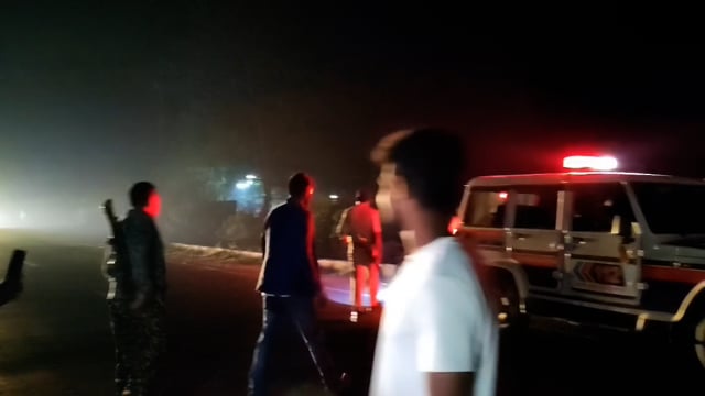 डिवाइडर से टकराया बाइक सवार तीन जख्मी, एक हुआ मौके से फरार।