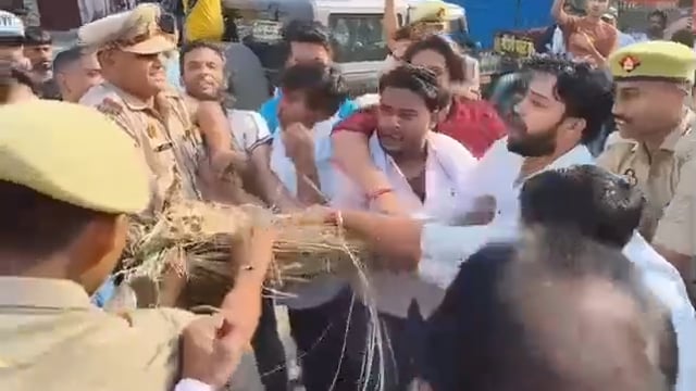 शाहजहांपुर शाहिद द्वारा टाउन हॉल
एनएसयूआई कार्यकर्ताओं ने पेपर लीक मामलों के विरोध में एनटीए के खिलाफ पुतला दहन का प्रयास किया। कांग्रेस कार्यालय के बाहर पुलिस ने रोकने की कोशिश की, जिससे झड़प हो गई और कई कार्यकर्ता घायल हुए।
जिला अध्यक्ष रफी उल हसन ने आरोप लगाया कि लाखों छात्रों के भविष्य के साथ खिलवाड़ हो रहा है। यूथ कांग्रेस नेता रामजी अवस्थी ने कहा कि बार-बार पेपर लीक से सरकार की विफलता उजागर हो रही है। अन्य नेताओं ने भी छात्रों पर पड़ रहे मानसिक और आर्थिक बोझ को लेकर नाराजगी जताई।