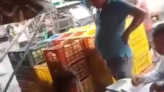 शाहजहांपुर की रोजा मंडी में अवैध वसूली का वीडियो वायरल, व्यापारियों में आक्रोश
शाहजहांपुर | 
शाहजहांपुर जनपद की रोजा मंडी में अवैध वसूली का एक वीडियो सोशल मीडिया पर तेजी से वायरल हो रहा है। वीडियो में कथित तौर पर कुछ लोग व्यापारियों से जबरन पैसे वसूलते हुए नजर आ रहे हैं। इस घटना के सामने आने के बाद मंडी क्षेत्र के व्यापारियों और स्थानीय लोगों में भारी नाराजगी देखी जा रही है।