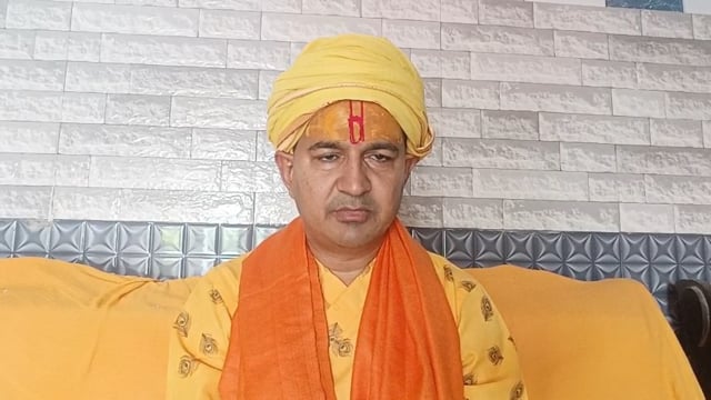 सपा प्रवक्ता के बयान से ब्राह्मण समाज में आक्रोश, 


आने वाले चुनाव में वोट बैंक की ताकत से अपमान का बदला लेंगे फलाहारी महाराज