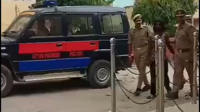 बंडा (शाहजहांपुर) में वायरल फोटो वाले मामले में पुलिस ने कार्रवाई कर दी है।
क्या हुआ पूरा मामला:
सोशल मीडिया पर एक युवक की अवैध तमंचे (315 बोर) के साथ फोटो वायरल हुई।
मामला सामने आने के बाद थाना बंडा पुलिस ने जांच शुरू की।
पुलिस कार्रवाई:
आरोपी युवक अंशुमान (उम्र करीब 19 वर्ष) निवासी पसियापुर को गिरफ्तार किया गया। 
Instagram फोटो वायरल करी थी
उसके पास से 315 बोर का देशी तमंचा बरामद हुआ