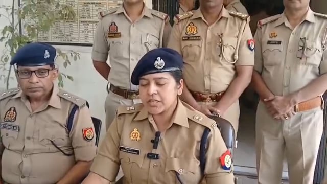 थाना जलालाबाद पुलिस द्वारा विद्युत उपकेंद्रों, विद्युत लाइनों एवं निजी नलकूपों से विद्युत तार चोरी कर सरकारी संपत्ति को क्षति पहुँचाने वाले संगठित अन्तरजनपदीय गिरोह का सफल अनावरण, 11 शातिर अभियुक्त गिरफ्तार, भारी मात्रा में चोरी का विद्युत तार, अवैध शस्त्र, कारतूस, नकदी, मोबाइल फोन, वाहन एवं घटना में प्रयुक्त उपकरण की बरामदगी के सम्बन्ध मे अपर पुलिस अधीक्षक ग्रामीण शाहजहाँपुर की बाइट।