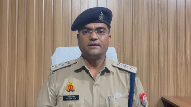 स्कूल बस और ट्रैक्टर-ट्रॉली की टक्कर, पुलिस ने दिखाई तत्परता

थाना निगोही क्षेत्र में स्कूल बस और ट्रैक्टर-ट्रॉली के बीच सड़क दुर्घटना हो गई। घटना के बाद पुलिस ने तुरंत मौके पर पहुंचकर राहत एवं बचाव कार्य शुरू किया। घायलों को तत्काल उपचार के लिए अस्पताल भेजा गया तथा आवश्यक विधिक कार्रवाई भी की गई। क्षेत्राधिकारी सदर ने बताया कि पुलिस द्वारा पूरे मामले में त्वरित कार्रवाई करते हुए स्थिति को नियंत्रित किया गया।