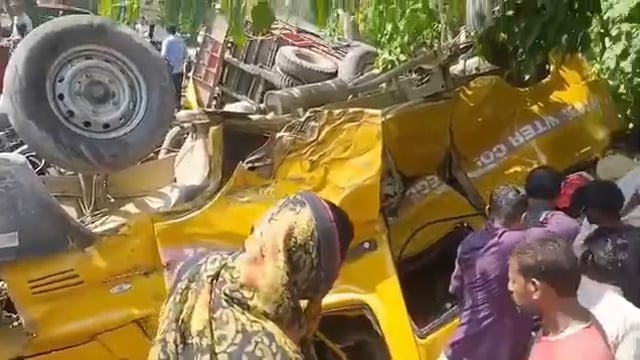 शाहजहांपुर;निगोही रोड पर स्थित एक भट्टे के पास बुधवार को स्कूल स्टाफ से भरी बस और ट्रैक्टर-ट्रॉली के बीच भीषण टक्कर हो गई। हादसे में बस में सवार कई शिक्षक और शिक्षिकाएं घायल हो गए, जिनमें कुछ की हालत गंभीर बताई जा रही है।
जानकारी के अनुसार SDMC स्कूल का स्टाफ स्कूल की छुट्टी के बाद शाहजहांपुर की ओर जा रहा था। इसी दौरान रास्ते में ट्रैक्टर-ट्रॉली से बस की जोरदार भिड़ंत हो गई। टक्कर के बाद मौके पर अफरा-तफरी मच गई और आसपास के लोगों ने राहत कार्य शुरू किया।
घायलों को तुरंत निगोही सामुदायिक स्वास्थ्य केंद्र (सीएचसी) पहुंचाया गया, जहां उनका प्राथमिक उपचार चल रहा है। घटना की सूचना मिलते ही पुलिस भी मौके पर पहुंच गई और हादसे की जांच शुरू कर दी गई है।