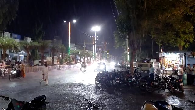 उदगीर शहरावर अवकाळी पावसाच्या सरी कोसळल्या,हवेत गारवा निर्माण