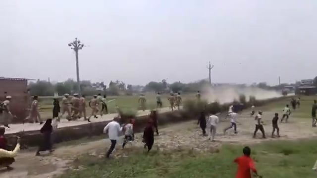 ▶️.....बलिया- चितबड़ागांव थाना क्षेत्र के नगपुरा गांव में आरोपी को पकड़ने पहुंची पुलिस टीम पर ग्रामीणों ने हमला कर दिया। आक्रोशित भीड़ ने पुलिस पर पथराव और मारपीट की, जिसमें कई पुलिसकर्मी घायल हो गए। घटना में पुलिस वाहन भी क्षतिग्रस्त हो गया।