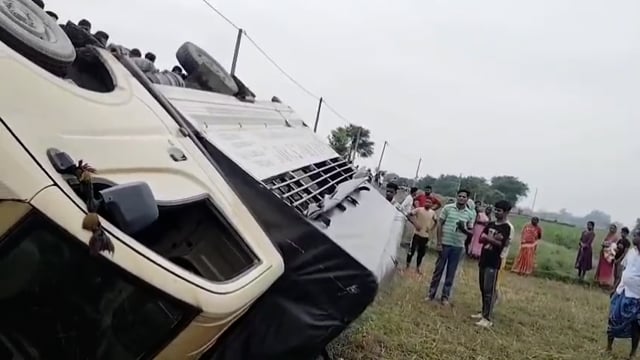 निजी स्कूल बैन पलटी करीब 10 बच्चों के साथ एक महिला शिक्षिका जख्मी, इलाज के बाद बेतिया रेफर 