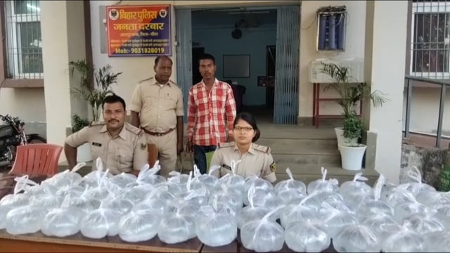 अमरपुर पुलिस की बड़ी कार्रवाई, 195 लीटर देसी महुआ शराब के साथ तस्कर गिरफ्तार, ऑटो जप्त।