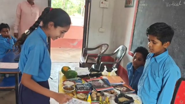 भारतीय भाषा समर कैंप में बच्चों ने संवाद कला से जीता दिल, कन्या मध्य विद्यालय चांदन में बाजार, बस स्टैंड व भोजन संवाद की