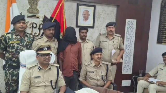 एसपी के निर्देश पर बड़ी कार्रवाई, दो अवैध बंदूक और जिंदा कारतूस के साथ युवक धराया