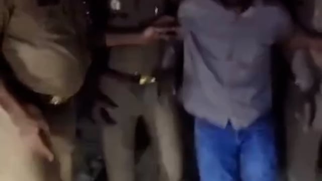 हुसेनाबाद स्तिथ बड़का पोखरा के समीप से अपने चार साथियों के साथ मुठभेड़ के दौरान 25 हजार के इनामिया अभियुक्त गिरफ्तार