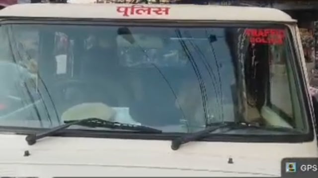 शाहजहांपुर में लागू होगी एकल यातायात व्यवस्था, ट्रायल आज से
शाहजहांपुर। शहर के बाजार क्षेत्र में जाम की समस्या से निजात दिलाने के लिए यातायात पुलिस ने एकल मार्ग व्यवस्था लागू करने की तैयारी की है। उच्चाधिकारियों के निर्देश पर क्षेत्राधिकारी यातायात शुभम वर्मा द्वारा बाजार क्षेत्र का निरीक्षण कर विस्तृत कार्ययोजना तैयार की गई है।
इस व्यवस्था का ट्रायल 14 व 15 मई 2026 को शाम 3 बजे से रात 8 बजे तक किया जाएगा। ट्रायल के दौरान कई मार्गों पर यातायात प्रतिबंध और डायवर्जन लागू रहेंगे।
योजना के अनुसार पंखी चौराहे से घंटाघर की ओर दोपहिया वाहनों को छोड़कर अन्य सभी वाहनों का प्रवेश पूर्णतः प्रतिबंधित रहेगा। अन्य वाहन चालकों को निसात टाकिज तिराहा, कटिया टोला मार्ग होते हुए पचराहे से लाल इमली घंटाघर रोड का प्रयोग करना होगा।