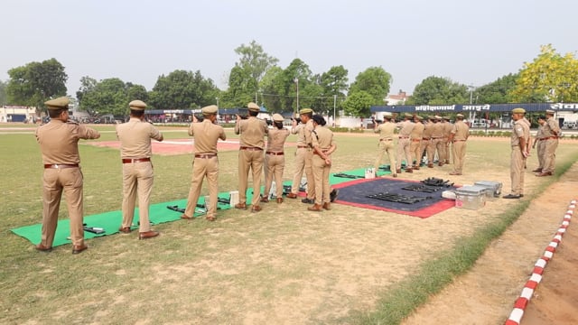 शाहजहाँपुर पुलिस लाइन में साप्ताहिक परेड, एसपी ने परखा अनुशासन व तैयारियां
शाहजहाँपुर। रिजर्व पुलिस लाइन में शुक्रवार को साप्ताहिक परेड का आयोजन किया गया। पुलिस अधीक्षक सौरभ दीक्षित ने परेड की सलामी लेकर निरीक्षण किया। इस दौरान अपर पुलिस अधीक्षक (ग्रामीण) समेत अन्य अधिकारी व कर्मचारी मौजूद रहे।
परेड में पुलिसकर्मियों की शारीरिक दक्षता, अनुशासन, टर्नआउट और ड्रिल का सूक्ष्म निरीक्षण करते हुए एसपी ने आवश्यक दिशा-निर्देश दिए।