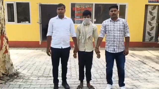 पॉक्सो एक्ट मामले में बाल अपचारी पुलिस अभिरक्षा में

थाना कलान पुलिस ने पॉक्सो एक्ट के मामले में कार्रवाई करते हुए नामित बाल अपचारी को पुलिस अभिरक्षा में लिया। इससे पहले पुलिस ने नाबालिग पीड़िता को सकुशल बरामद किया था। आरोपी को किशोर न्याय बोर्ड के समक्ष प्रस्तुत किया जा रहा है।