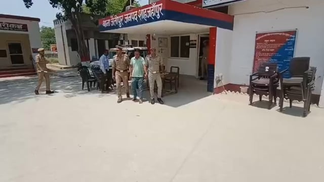 जमीन विवाद में जानलेवा हमला, मुख्य आरोपी गिरफ्तार
शाहजहाँपुर। थाना जैतीपुर क्षेत्र में बलवा और जान से मारने की नियत से किए गए हमले के मामले में पुलिस ने मुख्य आरोपी को गिरफ्तार कर लिया है।
पुलिस के अनुसार 14 मई 2026 को वादी की तहरीर के आधार पर ग्राम लालपुर उर्फ बड़ा गांव निवासी अर्जुन सिंह कार्की समेत छह लोगों के खिलाफ मुकदमा दर्ज किया गया था। आरोप है कि अभियुक्तों ने वादी की आल्टो कार में जानबूझकर टक्कर मारकर लाठी-डंडों और लोहे की रॉड से हमला कर दिया, जिससे वह गंभीर रूप से घायल हो गया।