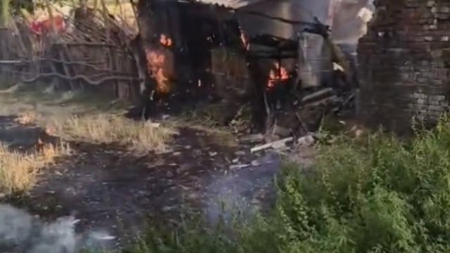 सिद्धार्थनगर में गैस सिलेंडर फटने से झोपड़ी में भीषण आग, सामान जलकर राख