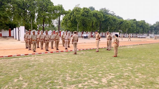 साप्ताहिक परेड में पुलिस बल की तैयारियों का परीक्षण

शाहजहांपुर की रिजर्व पुलिस लाइन में शुक्रवार को साप्ताहिक परेड आयोजित हुई। पुलिस अधीक्षक सौरभ दीक्षित ने परेड का निरीक्षण कर पुलिसकर्मियों की अनुशासन, ड्रिल और शारीरिक दक्षता परखी। इस दौरान एंटी रॉयट ड्रिल, मॉक ड्रिल और शस्त्र संचालन अभ्यास भी कराया गया। साथ ही पुलिस लाइन की विभिन्न व्यवस्थाओं का निरीक्षण कर आवश्यक दिशा-निर्देश दिए गए।