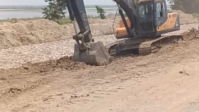 लखीमपुर खीरी कोतवाली तिकोनिया में जसनगर नदी की कटान बचाव से बंधे पर पत्थर बिछाने का कार्य शुरू कर दिया गया है।