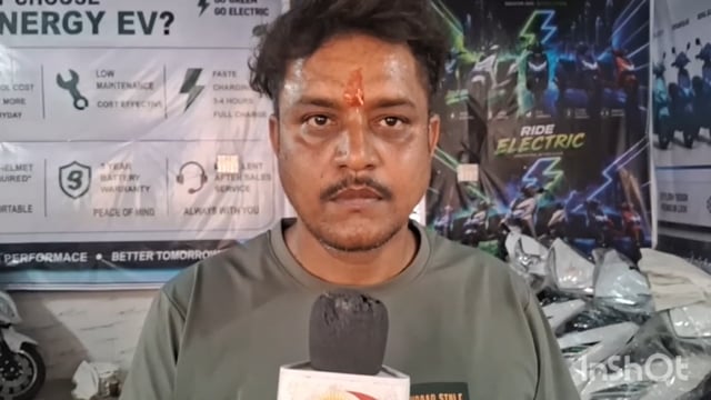 फरह बलदेव विधायक पूरन प्रकाश द्वारा किया गया स्कूटी शोरूम का उद्घाटन