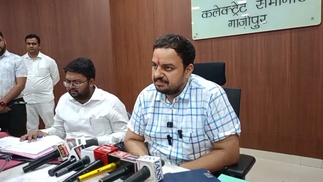 *गाजीपुर में पेट्रोल और डीजल को लेकर  जिलाधिकारी अनुपम शुक्ला ने जनपद वासियों से ऊर्जा ईंधन बचत करने की अपील की