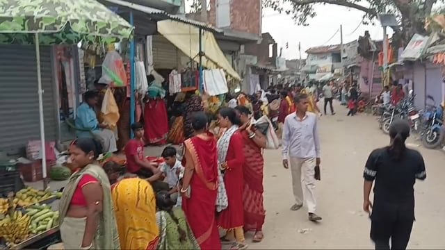 बर पूजा को लेकर बाजारों में खरीदारों की उमड़ी भीड़