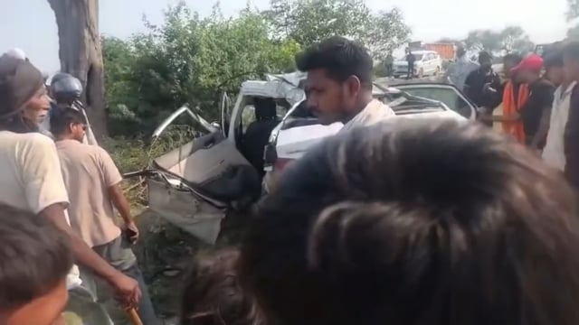 प्रतापगढ़ में मनगढ़ धाम जा रहे श्रद्धालुओं की कार पेड़ से टकराई दो महिलाओं की मौत#latest_news 