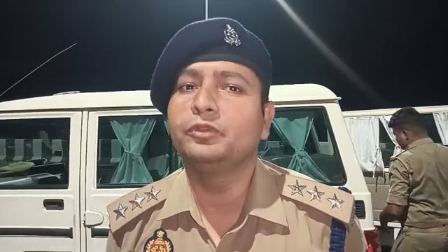 पुवायां फ्लाईओवर हादसे में पुलिस आरक्षी की मौत

पुवायां थाना क्षेत्र के बड़ागांव फ्लाईओवर के पास एक कार अनियंत्रित होकर डिवाइडर से टकरा गई, जिसमें एक पुलिस आरक्षी की मृत्यु हो गई। घटना के बाद पुलिस ने मौके पर पहुंचकर आवश्यक कार्रवाई की और मामले की जांच शुरू कर दी। क्षेत्राधिकारी पुवायां ने घटना की जानकारी देते हुए आगे की विधिक कार्रवाई की बात कही।