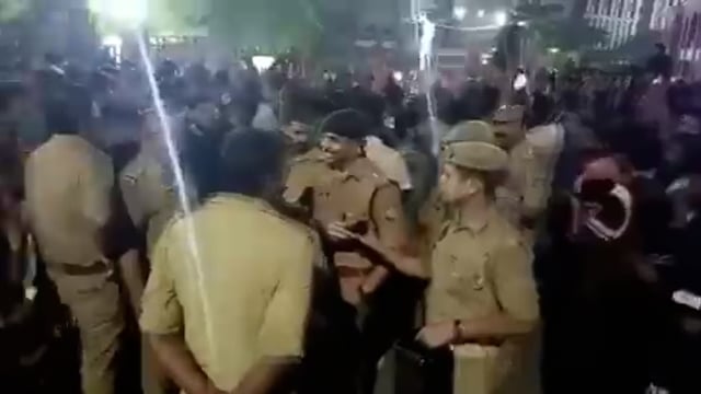 ▶️.....बीती रात लखनऊ के BBD यूनिवर्सिटी में भारी बवाल, हॉस्टल में रोटी लेने के मामले में हॉस्टल में वार्डन द्वारा एक छात्रा की बेरहमी से पिटाई की गई छात्रा का हाथ टूटा। गुस्साए छात्रों ने वार्डन को जमकर पीटा, कैंपस में भारी तोड़फोड़ और हंगामा।
पुलिस देर से आई Dial 112 भी Quick Response में पीछे रही उच्चाधिकारियों के पहुंचने पर मामले को शांत कराया गया, BBD विश्विद्यालय में हॉस्टल प्रशासन पहले भी विवादित रहा है। #Lucknow #Barabanki